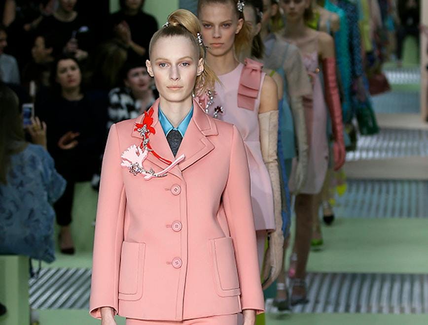colecciones mujeres moda milan . clothing apparel person human coat overcoat