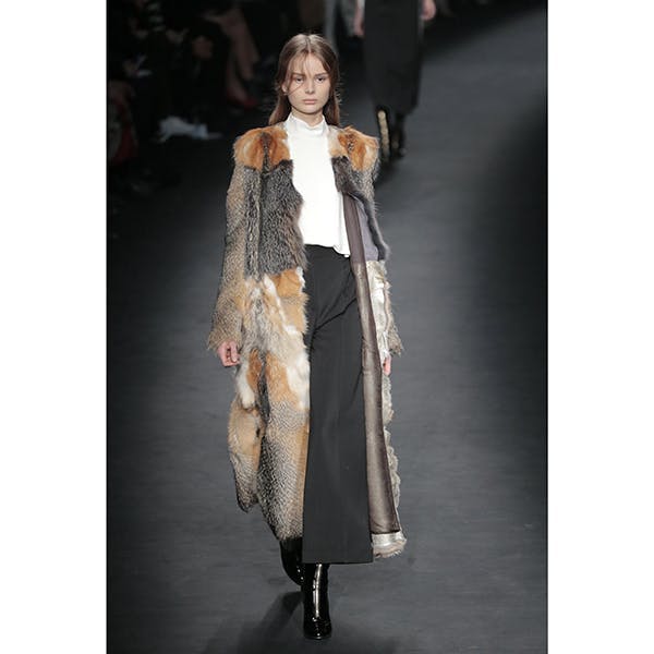 colecciones mujeres moda paris . clothing apparel person human fashion runway
