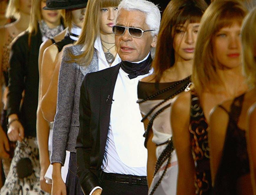plano general lagerfeld , karl siglo xxi decada 2000 diseñadores moda paris person human clothing apparel sunglasses accessories accessory hat crowd
