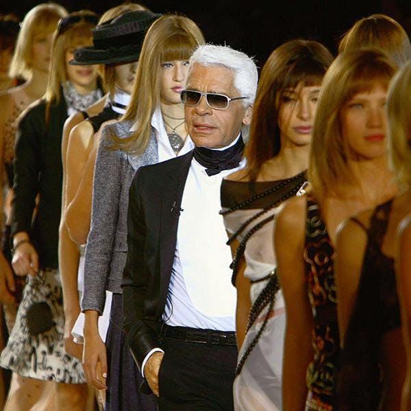 plano general lagerfeld , karl siglo xxi decada 2000 diseñadores moda paris person human clothing apparel sunglasses accessories accessory hat crowd