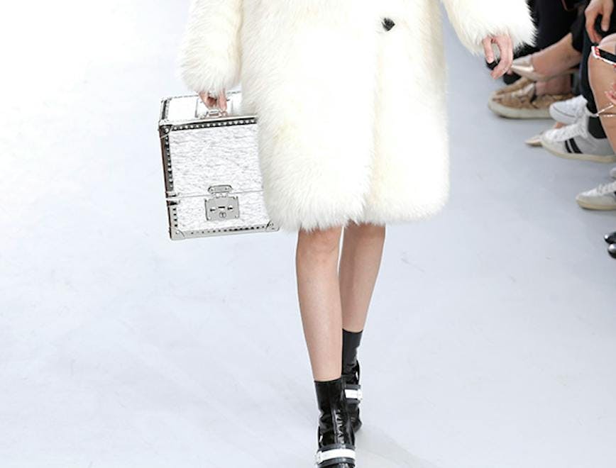 colecciones mujeres moda paris . clothing apparel person human coat overcoat shoe footwear