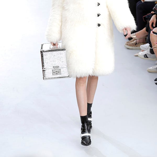 colecciones mujeres moda paris . clothing apparel person human coat overcoat shoe footwear