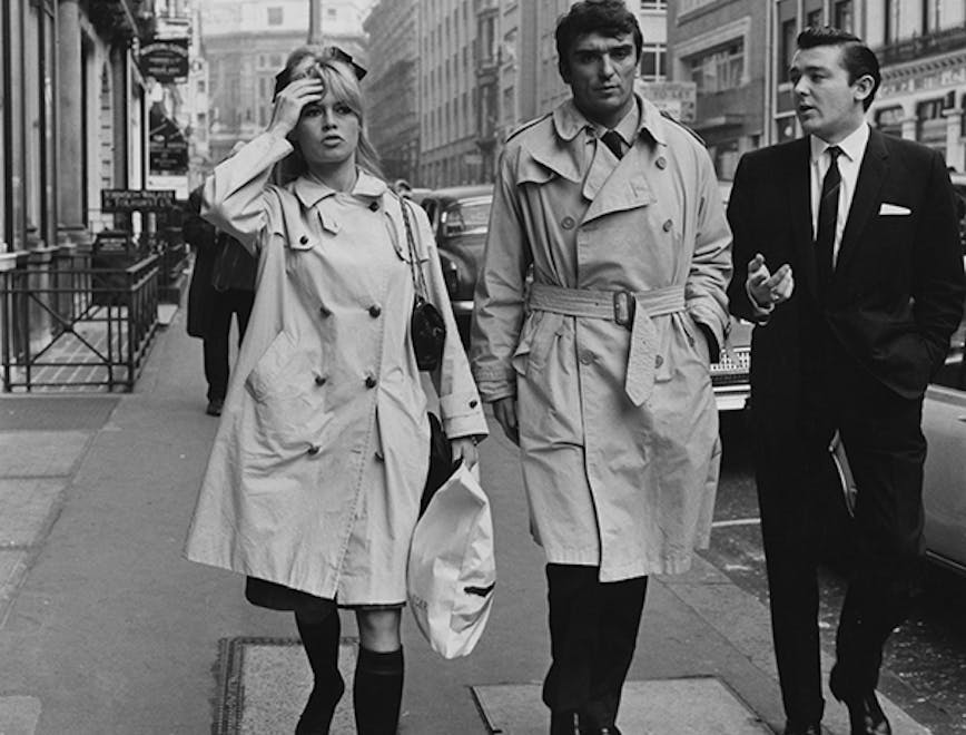 black and white|diry 19742|j1718728|actress|french|j171872802|outdoors|day|street|men length|three people|walking|rainwear|1963 coat clothing apparel overcoat tie accessories accessory shoe footwear person