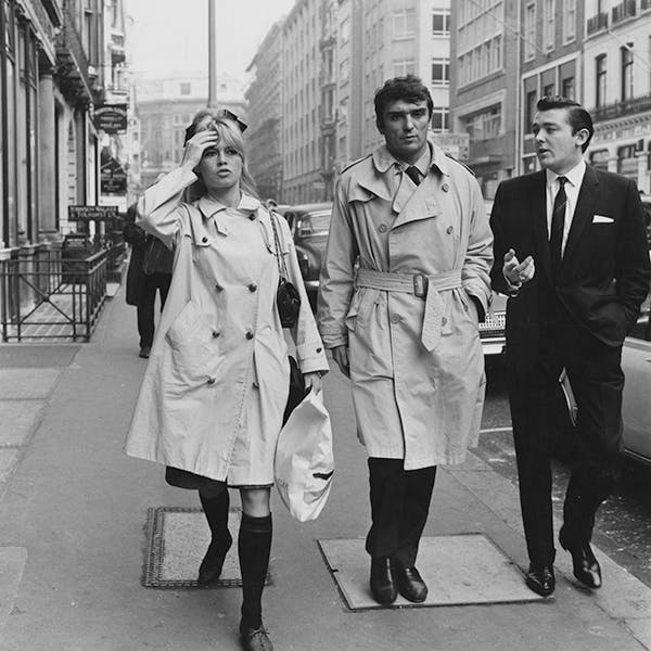 black and white|diry 19742|j1718728|actress|french|j171872802|outdoors|day|street|men length|three people|walking|rainwear|1963 coat clothing apparel overcoat tie accessories accessory shoe footwear person