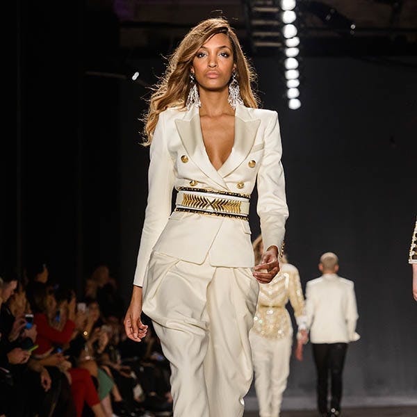 colecciones plano individual mujeres cuerpo entero personajes internacionales desfilar modelos moda nueva york . person human fashion clothing apparel runway