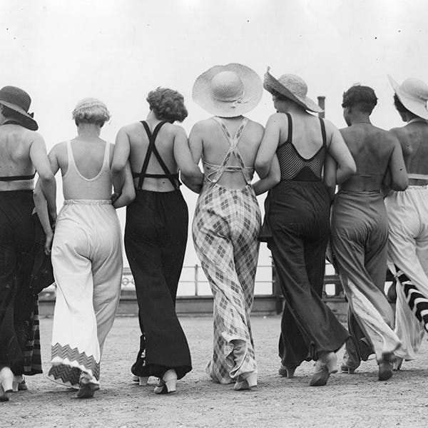black & white;format landscape;female;in line;back view;fashion clothing;europe;m 145780 box 998 5/4;key/subject/fashion/20c/beachwear/1934/day/box 41f clothing apparel person human sun hat hat