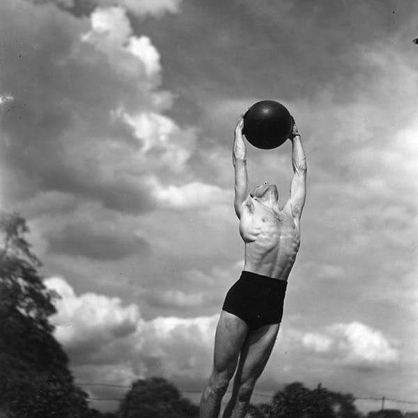 england;black & white;format portrait;male;muscular;ball;europe;top t 6985;m/spo/athl/gymnastics;ex gins 2773668 person human sunglasses accessories accessory sphere acrobatic
