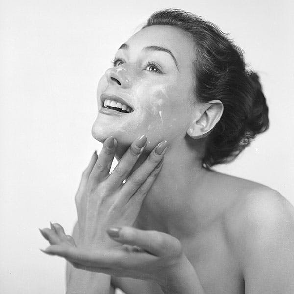 black & white;format portrait;female;make up;beauty cosmetics;cha 2967-7;m/bea/toil/women face person human finger