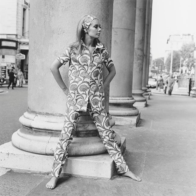 es g/clo/1960-69/trouser suit/1967 es z 9798 j159388606 barefoot black & white column day diry 16915 fashion model one woman outdoors person car transportation architecture building clothing bench furniture pillar urban