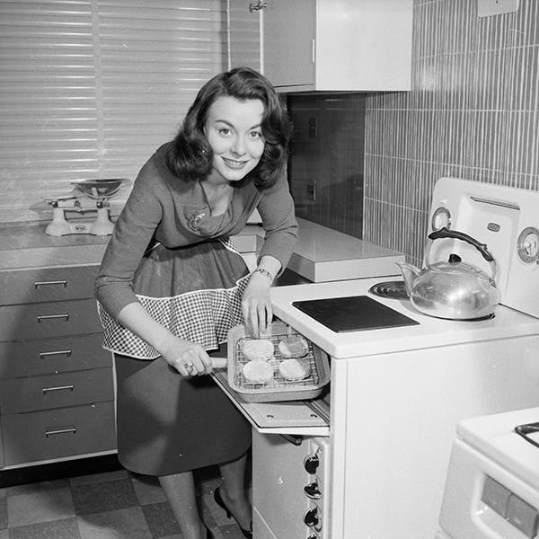 england;format square;black & white;female;cooking utensils;food;appliance;domestic appliance;film;stars at home;film actress;personality;domestic life;british;english;europe;bips 1777 pkt 1 fr 8;key/p/heywood/anne person human room indoors appliance