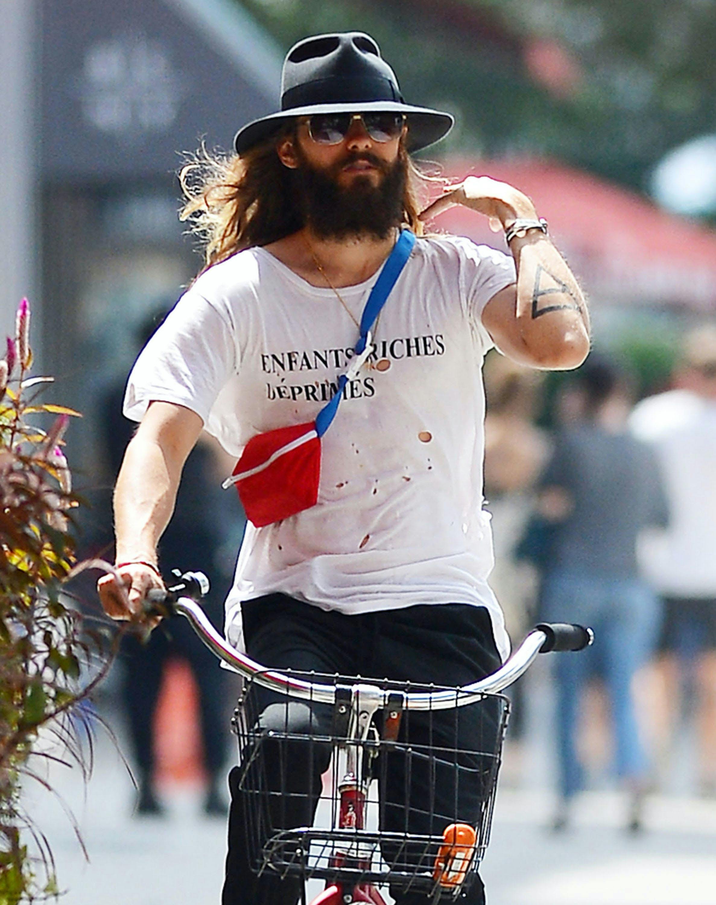 nueva york . person face bicycle transportation vehicle hat clothing sunglasses accessories beard