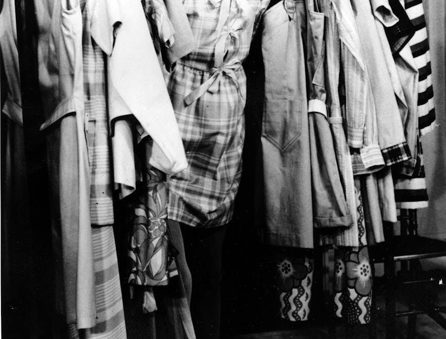 siglo xx plano general decada 1960 plano individual mujeres personajes internacionales modelos blanco y negro moda londres furniture person human indoors room clothing apparel closet