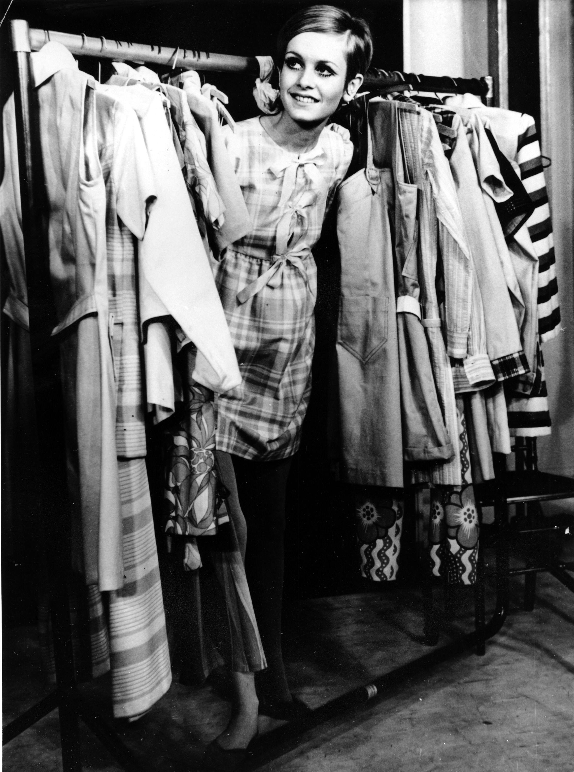 siglo xx plano general decada 1960 plano individual mujeres personajes internacionales modelos blanco y negro moda londres furniture person human indoors room clothing apparel closet