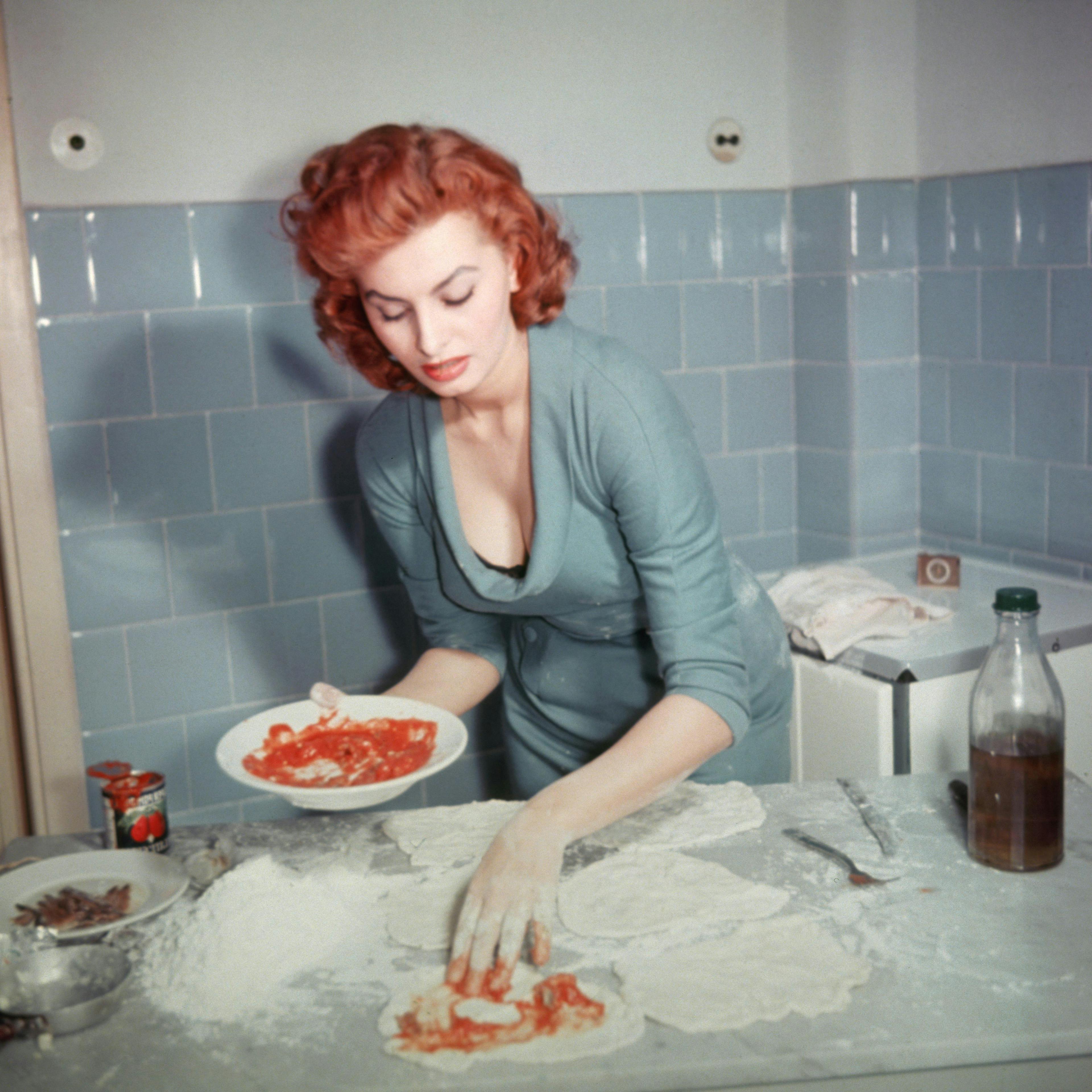 archive photos,domestic life,j147849911,actress,bottle,colour,co person human food